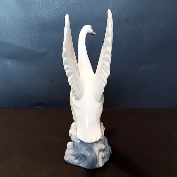 Lladro NAO Flying Swan Porcelain Figurine - Picture 5 of 6